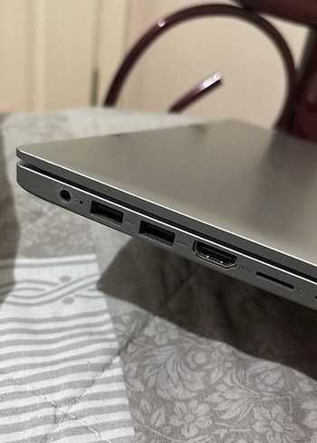 Beden Renk Gri Renkli Laptop