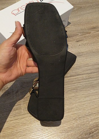 40 Beden Altın Tokalı Blok Topuk Kadın Terlik