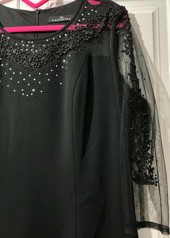 Boncuk İşlemeli Siyah Midi V Yaka Kadın Elbise - Görsel 2