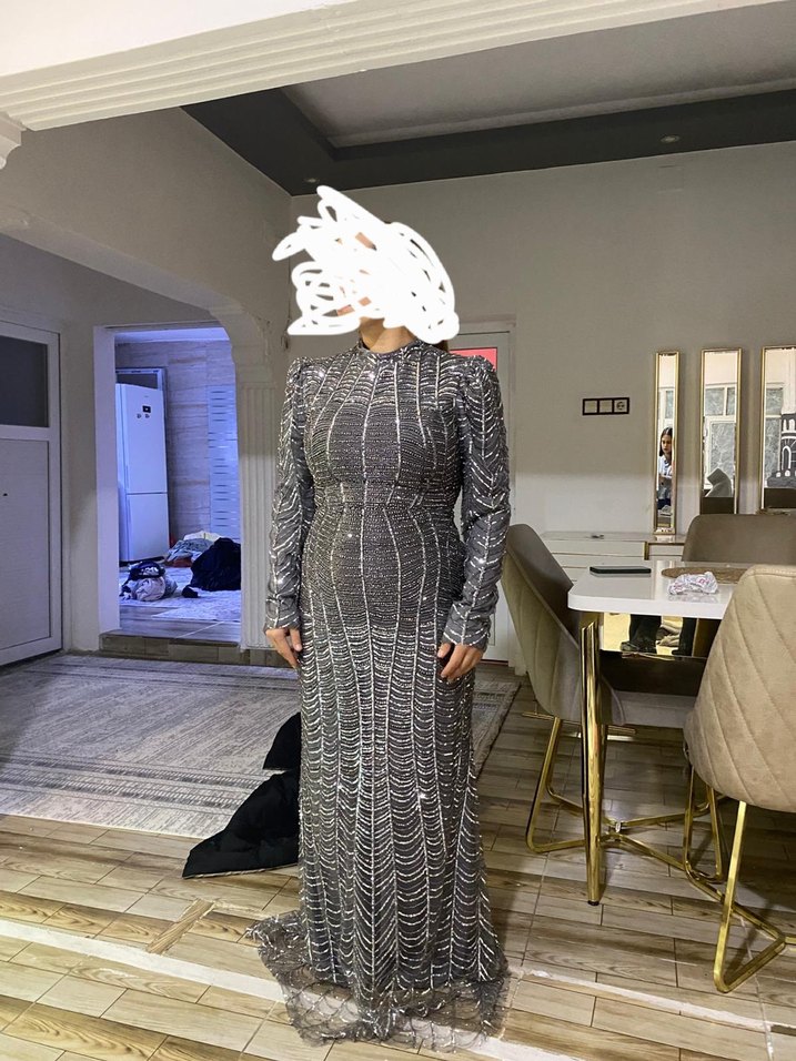 Uzun Kollu Gri Boncuk İşlemeli Elbisesidir 42 beden - Görsel 2