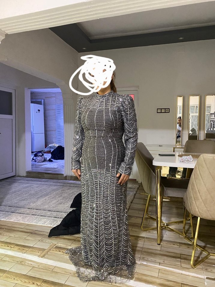 Uzun Kollu Gri Boncuk İşlemeli Elbisesidir 42 beden - Görsel 3