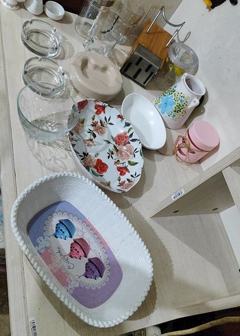 Çiçek Desenli Beyaz Tabak ve Sofra Seti