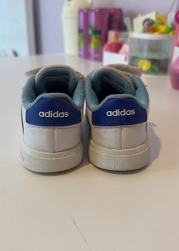 25 Beden Erkek Çocuk Beyaz Adidas Spor Ayakkabı 25,5 numara
