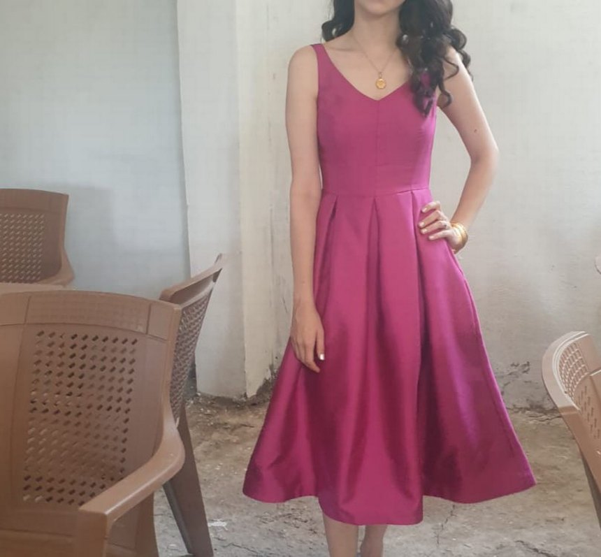 Pembe V Yakalı Saten Midi Elbise - Görsel 3