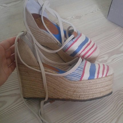 nine west 35 numara .tam kalip taraksiz ayaklara uygun 2 defa gi