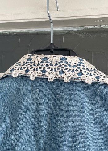 Dantel Detaylı Kolsuz Mavi Denim Ceket - Görsel 7