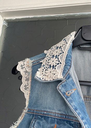 Dantel Detaylı Kolsuz Mavi Denim Ceket - Görsel 2