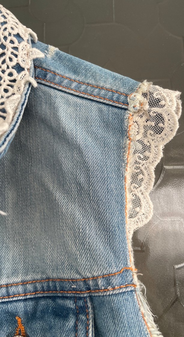Dantel Detaylı Kolsuz Mavi Denim Ceket - Görsel 3