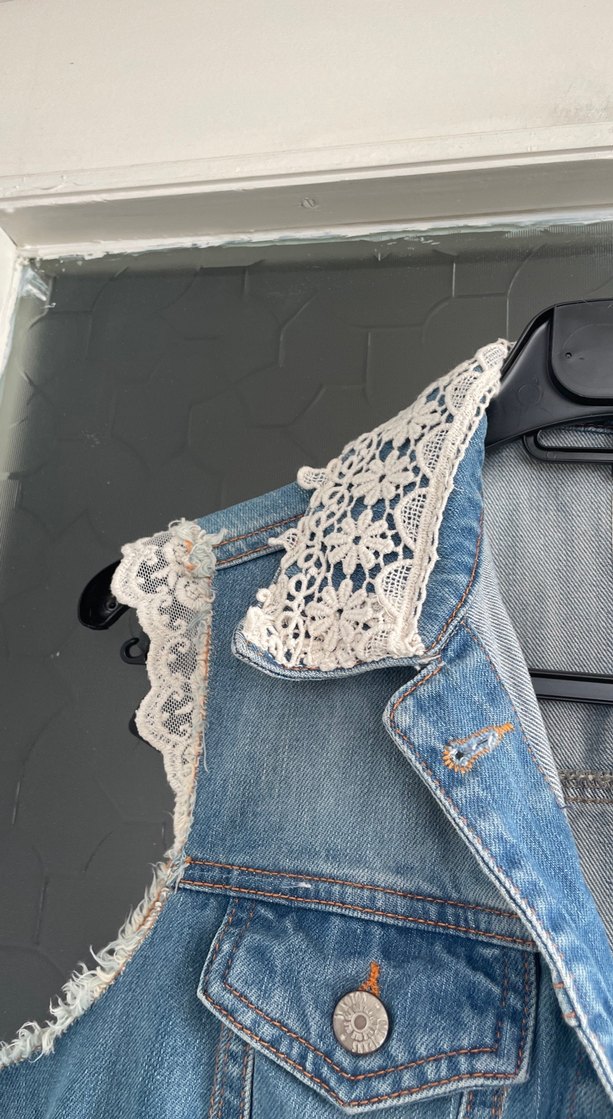 Dantel Detaylı Kolsuz Mavi Denim Ceket - Görsel 2