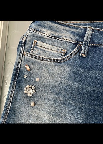 Boncuk İşlemeli Mavi Mini Denim Şort - Görsel 2