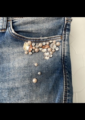 Boncuk İşlemeli Mavi Mini Denim Şort - Görsel 3