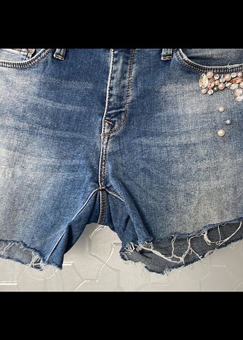 Boncuk İşlemeli Mavi Mini Denim Şort - Görsel 5