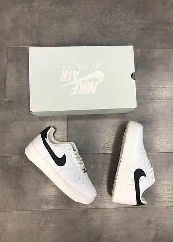Nike Beyaz Siyah Bağcıklı Kadın Spor Ayakkabı