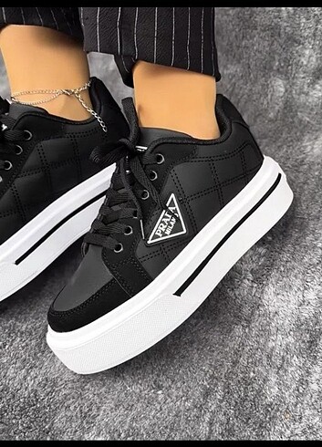 Prada Kadin spor ayakkabisi