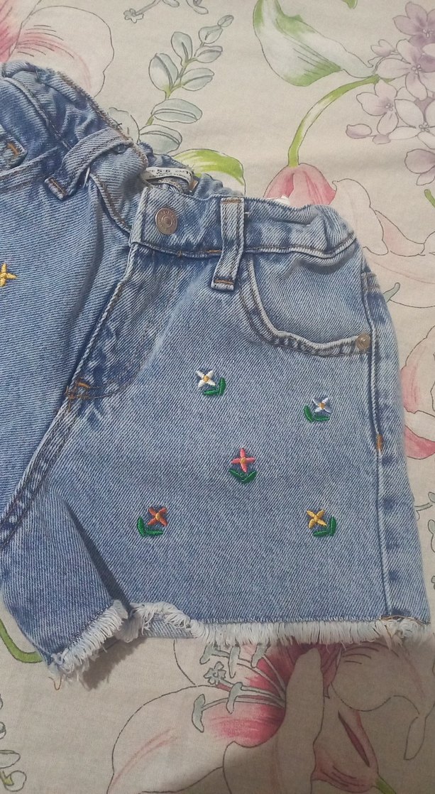 Renkli Nakışlı Düğmeli Kız Denim Şort - Görsel 3