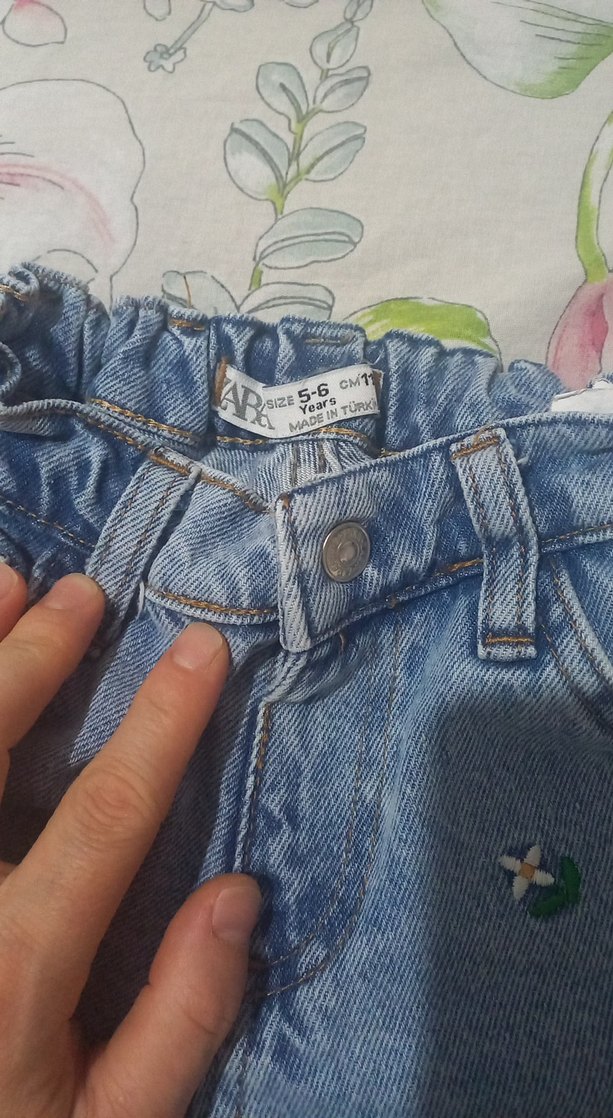 Renkli Nakışlı Düğmeli Kız Denim Şort - Görsel 4