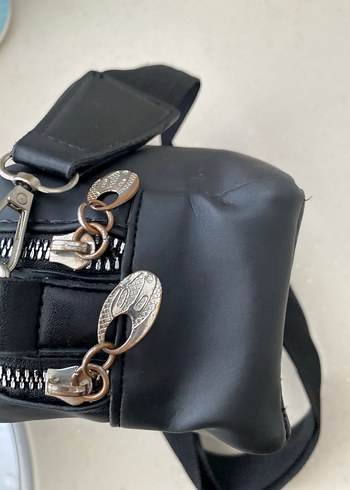 Zara Zincir Detaylı Siyah Deri Kadın Çapraz Çanta