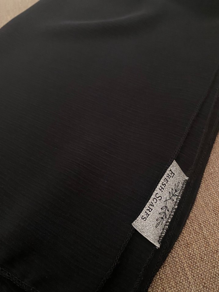 Kadın Siyah Parlak Pilili Sarmal Şal - Görsel 2