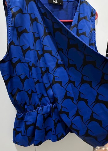 Kadın Kolsuz Mavi V Yaka  saten Bluz - Görsel 2