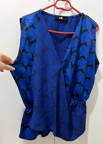 Kadın Kolsuz Mavi V Yaka  saten Bluz - Görsel 3