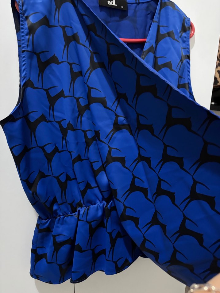 Kadın Kolsuz Mavi V Yaka  saten Bluz - Görsel 2