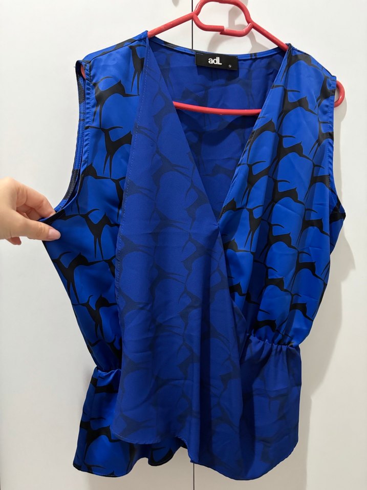 Kadın Kolsuz Mavi V Yaka  saten Bluz - Görsel 3