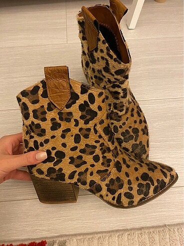 Stradivarius leoparlı, topuklu bot