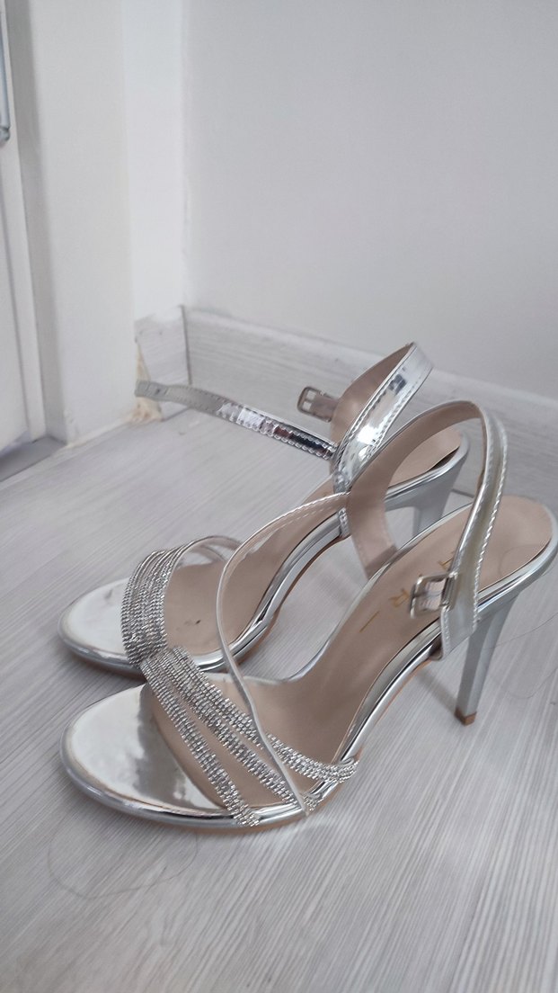 İnce Gümüş Renk Topuklu Kadın Ayakkabı - Görsel 4
