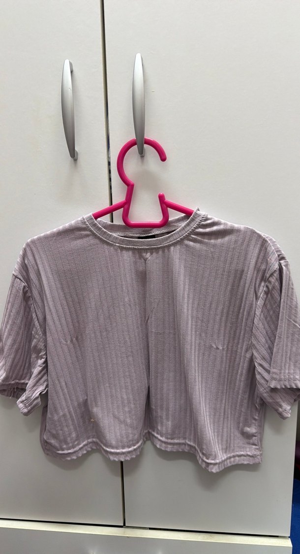 Gri Piliseli Kısa Kollu Crop Top - Görsel 2