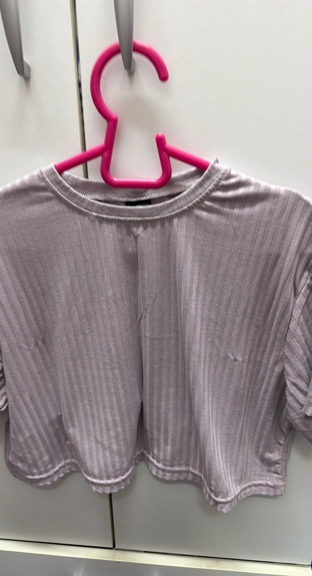 Gri Piliseli Kısa Kollu Crop Top - Görsel 3