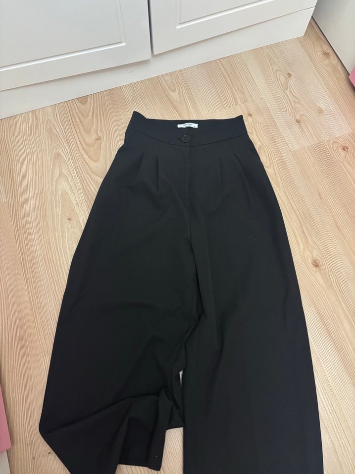 Kadın Siyah Pilili Kumaş Pantolon - Görsel 2