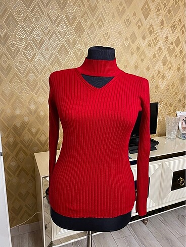 küçük dekolteli kırmızı triko bluz