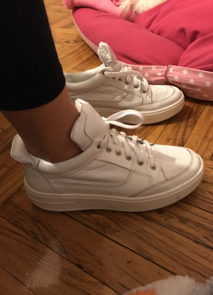 Beyaz deri spor ayakkabı