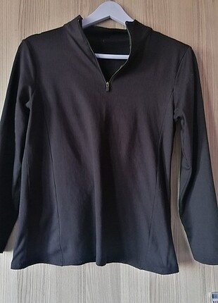 Spor sweat yaka fermuarlı, rahat siyah renk kumaşı çok iyi 