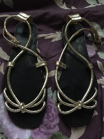 39 Beden H&M yaldızlı metalik sandalet