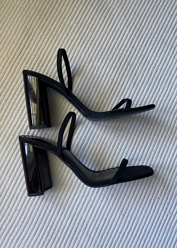 Zara Kadın Siyah Yılan Desenli Topuklu Sandalet