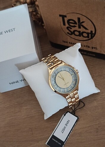 Nine west saat 