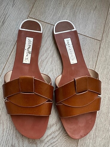 Zara Çapraz Düz Deri Sandalet
