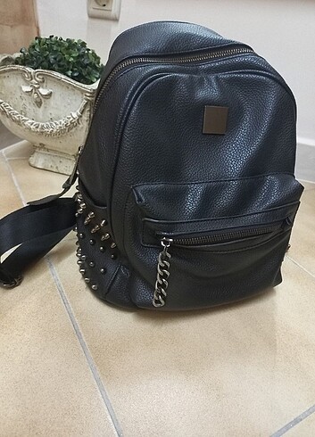 Beden siyah Renk Derimod marka sırt çantası 