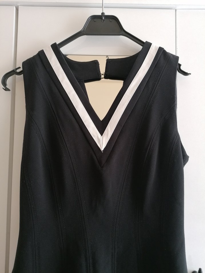 V Yaka Siyah Mini Elbise - Görsel 4