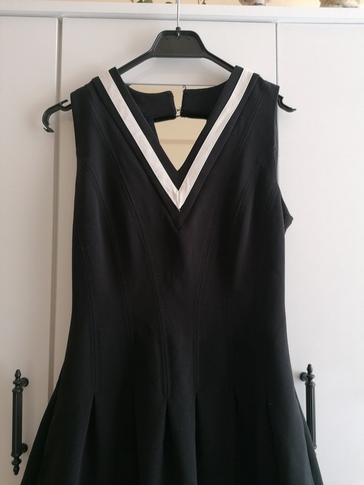 V Yaka Siyah Mini Elbise - Görsel 3