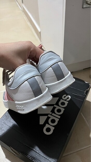 35 Beden beyaz Renk Adidas spor ayakkabı