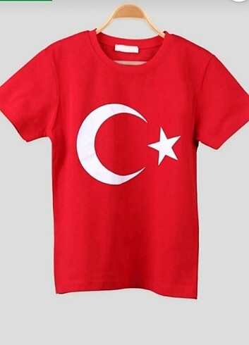 Bayrak baskılı t-shirt 