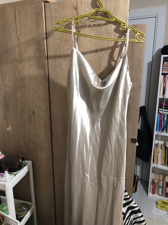 Saten Görünümlü Drapeli Uzun Beyaz Elbise - Görsel 2