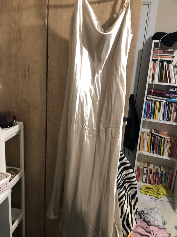 Saten Görünümlü Drapeli Uzun Beyaz Elbise - Görsel 3