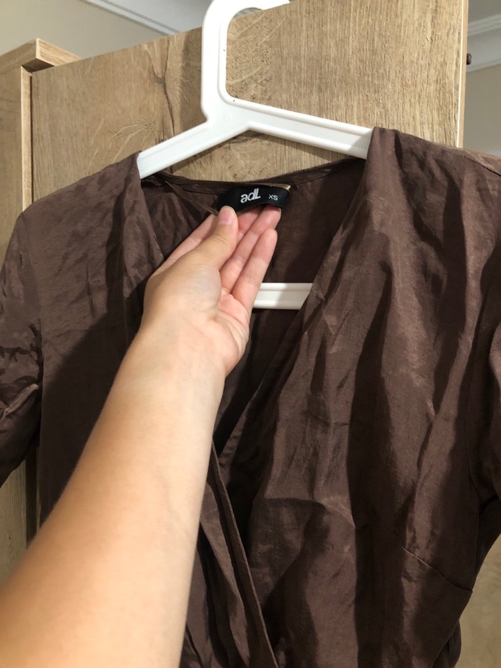 V Yaka Kısa Kollu Midi Kahverengi Elbise - Görsel 3