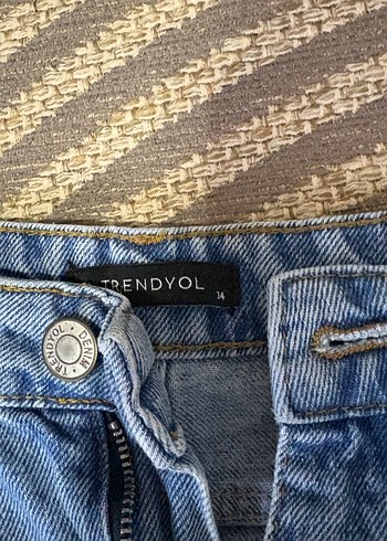 Trendyol & Milla Geniş Kesim Mavi Mini Denim Şort