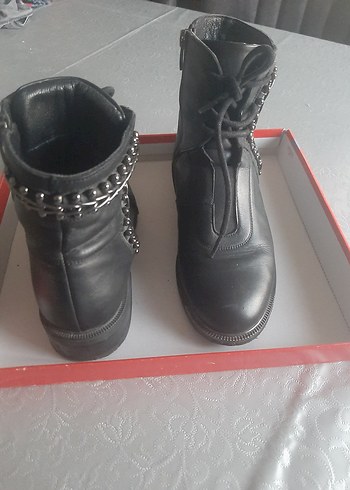 Zincir Detaylı Siyah Deri Gotik Kadın Bot - Görsel 2