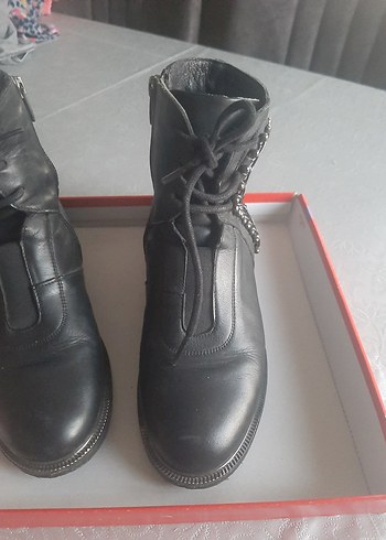 Zincir Detaylı Siyah Deri Gotik Kadın Bot - Görsel 3