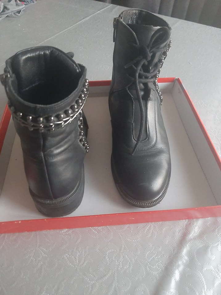 Zincir Detaylı Siyah Deri Gotik Kadın Bot - Görsel 2